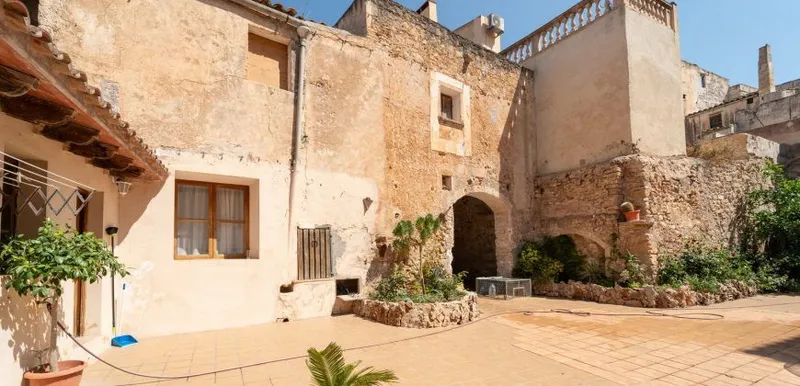 Townhouse for rent in Felanitx with terrace and outdoor space — photo 1