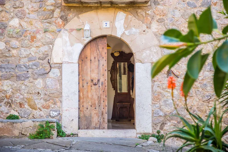 19th-century Mallorcan estate in need of renovation with sea views — photo 3
