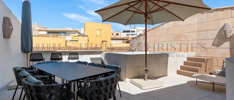 High-quality refurbished townhouse in the heart of Palma with roof terrace and pool — photo 1