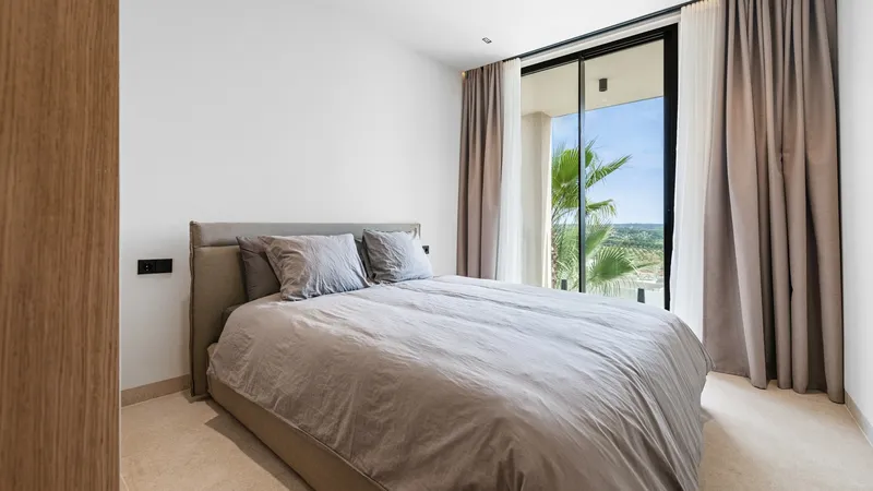Modern villa for sale in Santa Ponsa with panoramic and sea views — photo 12