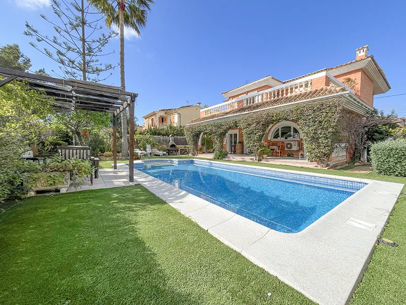 Traditional villa with garden and pool in a quiet area of El Toro Mas — photo 2