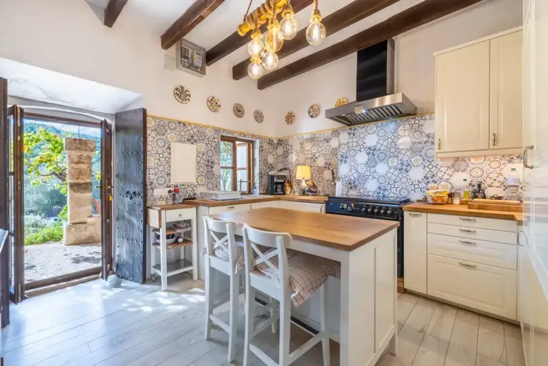 Experience the Mediterranean paradise in this rustic finca in S'Arraco. The property is situated on a cultivated plot of almost 8,000 m² and — photo 7