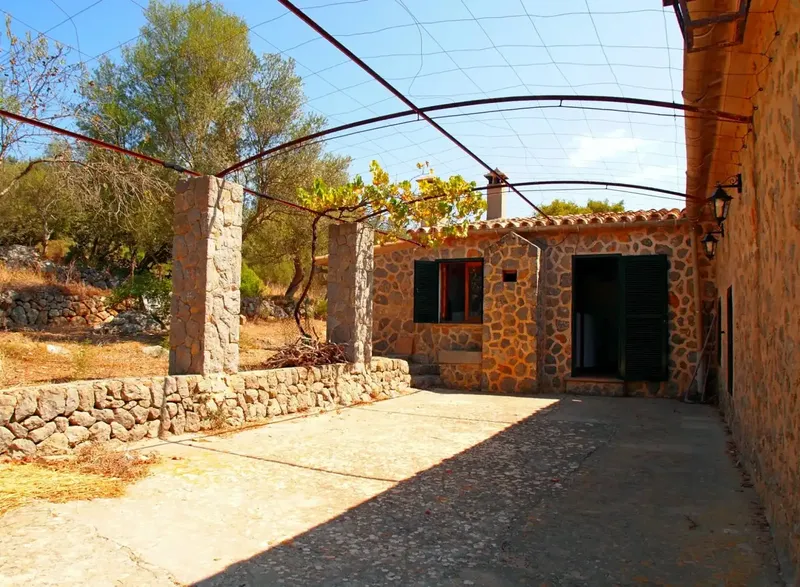 Beautiful Stone House with 80cm walls, on a rustic estate of approx. 33,000m2, has cistern water, Endesa electricity, distributed in — photo 10