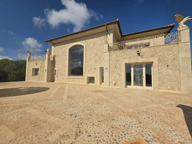In a privileged elevated position, not far from Playa de Muro, this extraordinary property rises above the island between Santa Margalida — photo 7
