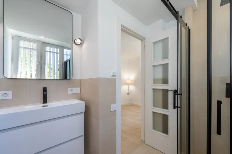 Fully Renovated Duplex Apartment Near the Beach - Open Living-Dining Area with Kitchen (12616) — photo 10