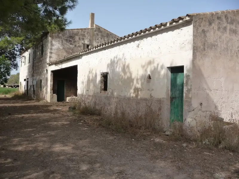 Rustic Finca in Palma with Many Possibilities, Playa de Palma Area, 2 km from the Beach and 10 km from the City Center, Possibility of Use — photo 1