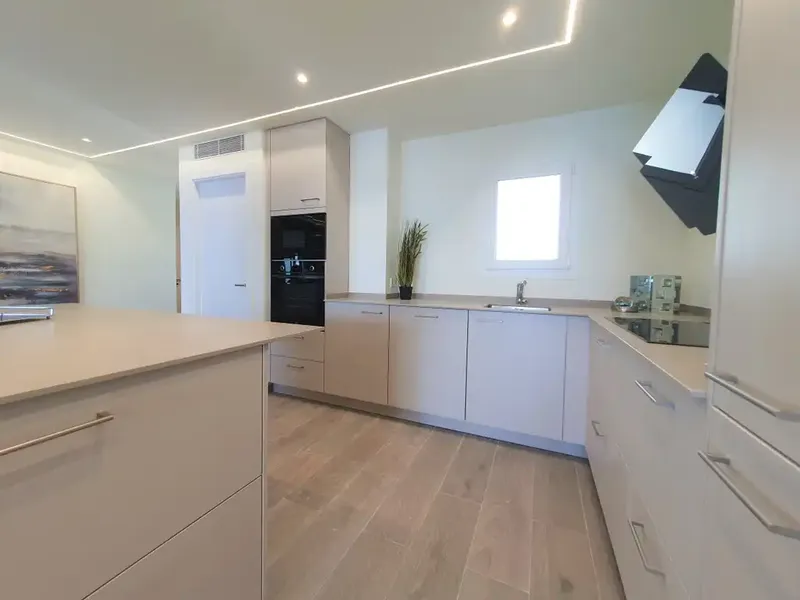 Ideally located in Cala Major, just minutes from the lively capital Palma, this magnificently renovated apartment offers — photo 5