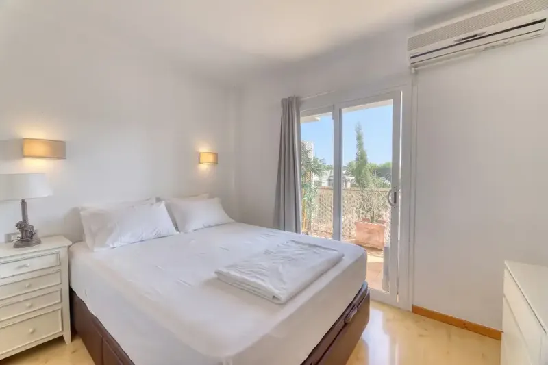 Con una ubicación ideal en la codiciada zona de Portals Nous, este apartamento, perfectamente situado, se encuentra a un corto paseo del ani — photo 4