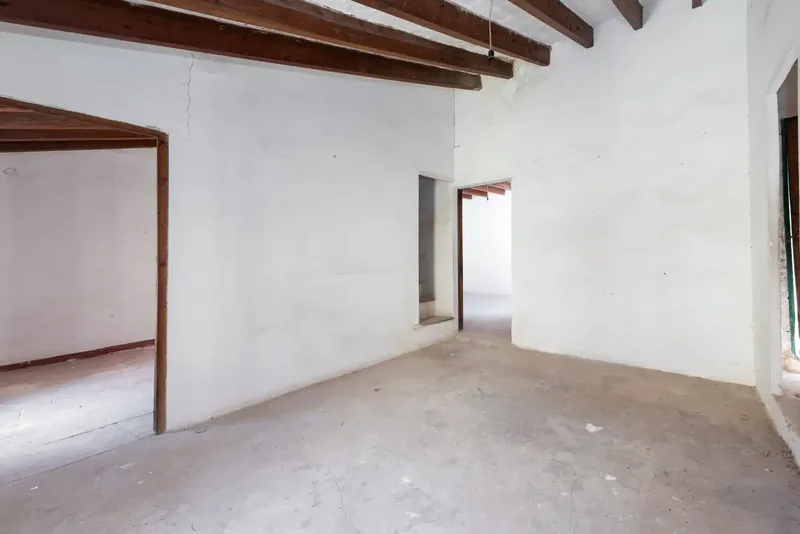 An excellent opportunity to acquire a traditional Majorcan village house in the heart of the old town of Alcúdia, just steps from its — photo 4