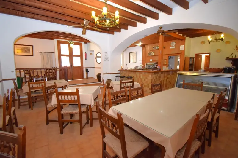 Commercial premises for sale on the ground floor plus first floor apartment with a built area of 394 m2 in Sineu — photo 5