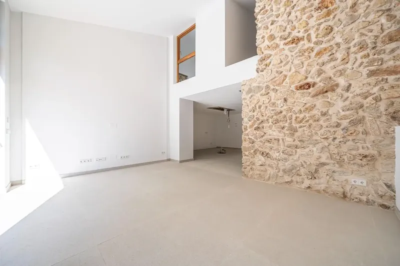 Discover this impressive townhouse located in the center of Petra, an area known for its easy access and availability of parking — photo 6