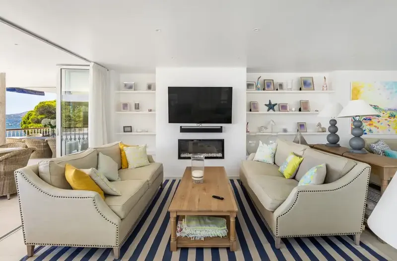 This beachfront apartment with a magnificent presentation is located on the famous Pine Walk and enjoys impressive — photo 10
