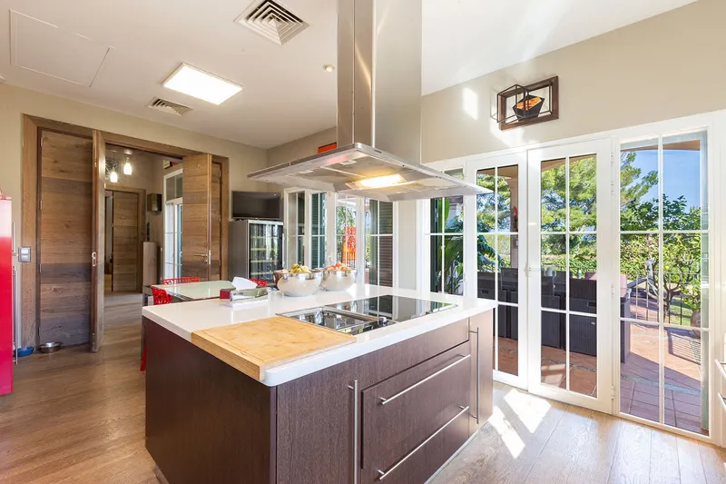 Spacious Mediterranean villa in a quiet residential area near the beach — photo 9