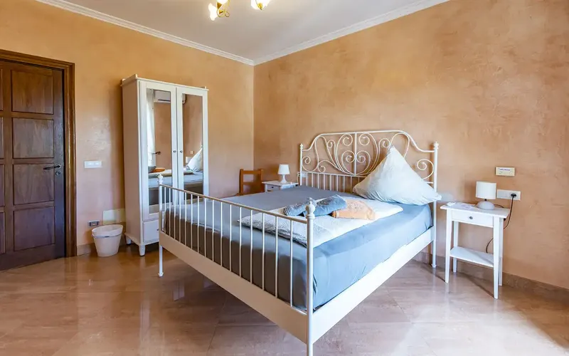 This beautiful Mallorcan-style finca in Llucmajor offers magnificent mountain views, lots of privacy and is located in a quiet — photo 7
