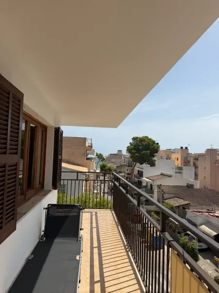Amplio y acogedor piso de 98 m² situado en una zona muy demandada de Cala Millor, a pocos minutos a pie de la playa y cerca de comercios, re — photo 1