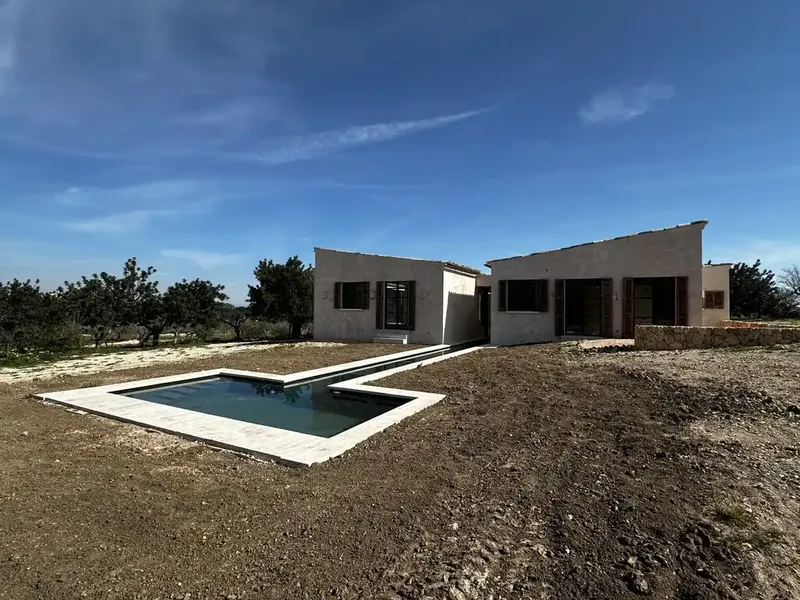 Located on more than 25,000 m² of private land, this newly built finca enjoys a quiet location between Selva and Campanet, two — photo 11