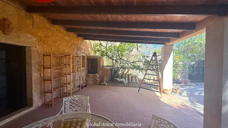Sumérjase en la paz y el encanto del auténtico estilo de vida mallorquín. Esta singular propiedad rústica, asentada sobre una parcela de 1.1 — photo 8