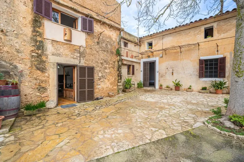 Located in the idyllic and quiet nucleus of Son Negre, this beautiful rustic finca offers a perfect combination of privacy, spaciousness and — photo 5
