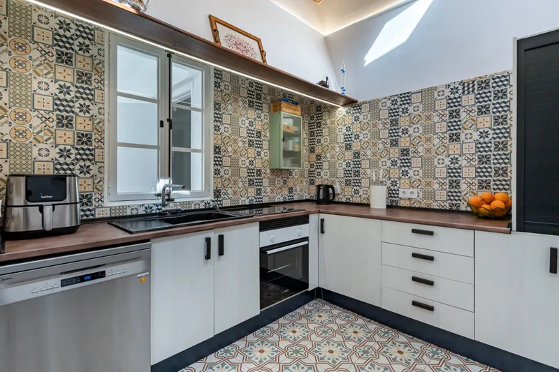 Charming Renovated Townhouse with Exceptional Potential in Santa Catalina — photo 6