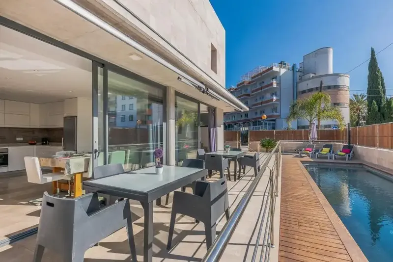 Discover this impressive minimalist-style chalet for sale in Playas de Muro, just 350 meters from the sea. — photo 4