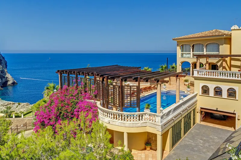 Luxury estate with spectacular sea views — photo 1