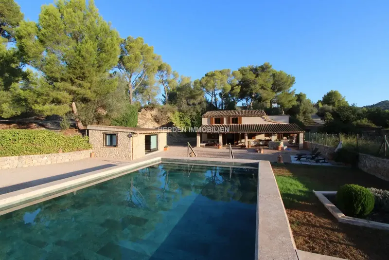 Herden Immobilien Mallorca sells a wonderful rustic estate in magnificent condition in Calvià with panoramic views and total privacy. — photo 1