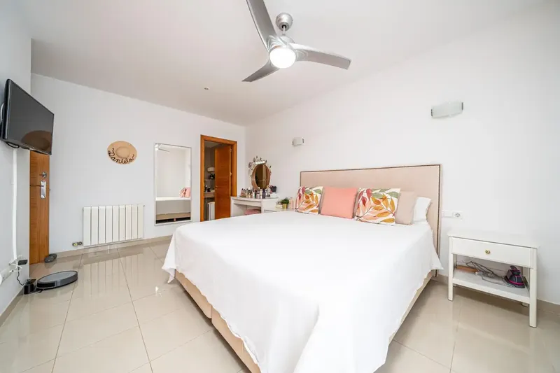 Located in one of the most sought-after residential areas of Es Caülls, this magnificent home stands out for its spaciousness, brightness and its ex — photo 8