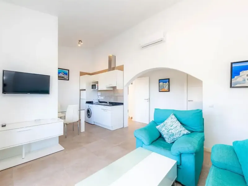 180 m² property with living room, 2 fully equipped kitchens, 4 bedrooms and 2 bathrooms — photo 6