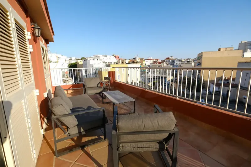 Reformed penthouse with lift and 110 m² terrace, 100 m from the sea (S'Arenal) — photo 1