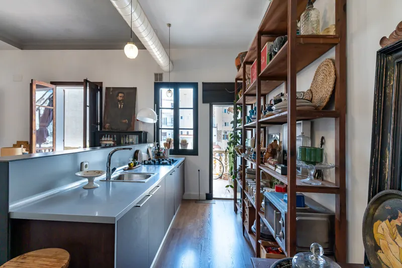 Historic Two-bedroom Apartment with Big Balcony in Lively Arxiduc Neighbourhood — photo 4