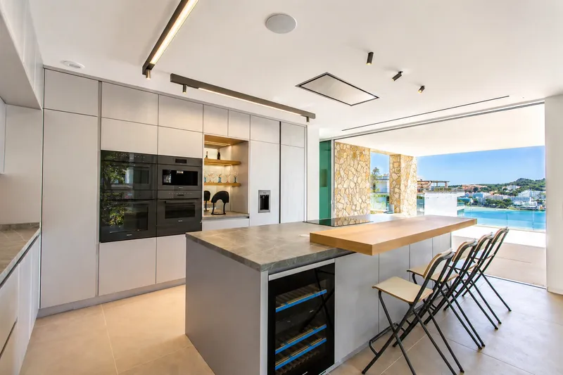 Modern new-build villa with views over Santa Ponsa bay — photo 3