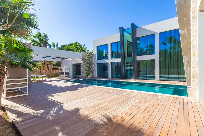 Elegant luxury villa with generous outdoor area — photo 1