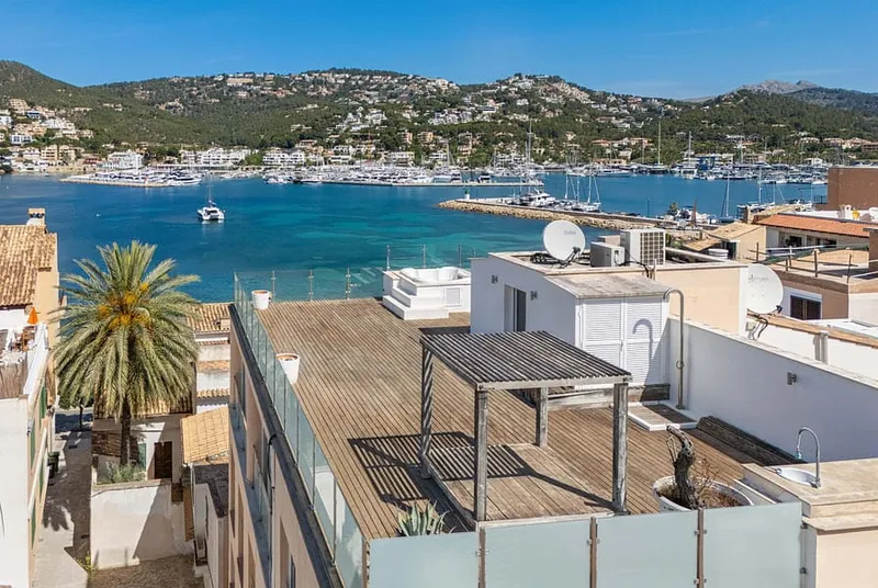 Stunning Harbour Penthouse: A Unique Opportunity for Expansion & Investment — photo 3