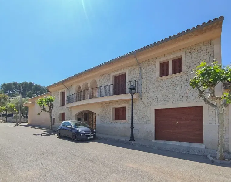 Magnificent village house in Mancor de la Vall. Built in 2004 and located in the town center of this beautiful village in the Serra d — photo 1