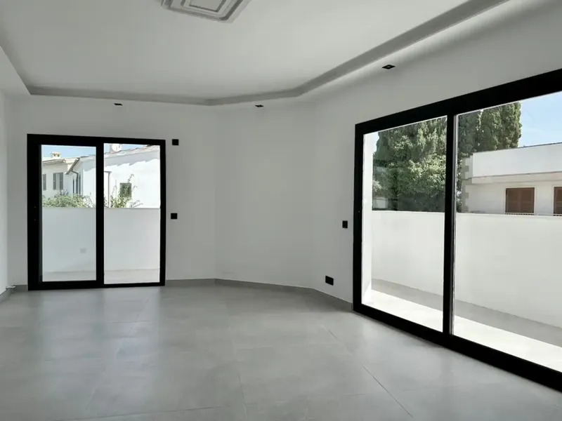 Located in the coveted residential area of La Vileta, this fully renovated property offers 331 m² of built area and combines — photo 6