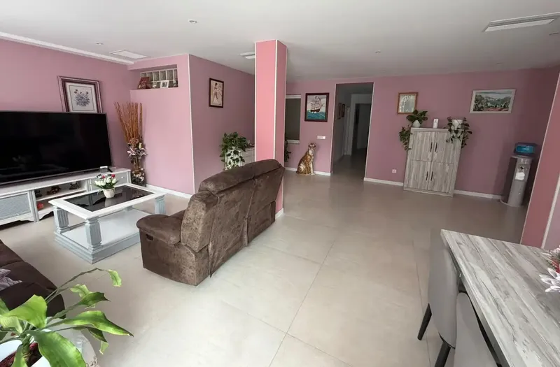 Ofrecemos en venta esta magnífica planta baja de 132 m2 construidos en una parcela de 301m2, situada en Palma, donde el espacio reformado y  — photo 8