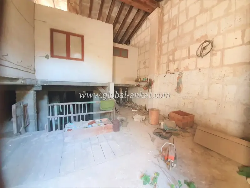 House to renovate in Felanitx, located in the Can Moix area on Ps. Ramón Llull, with a plot area according to the cadastre of 398m2, with — photo 9