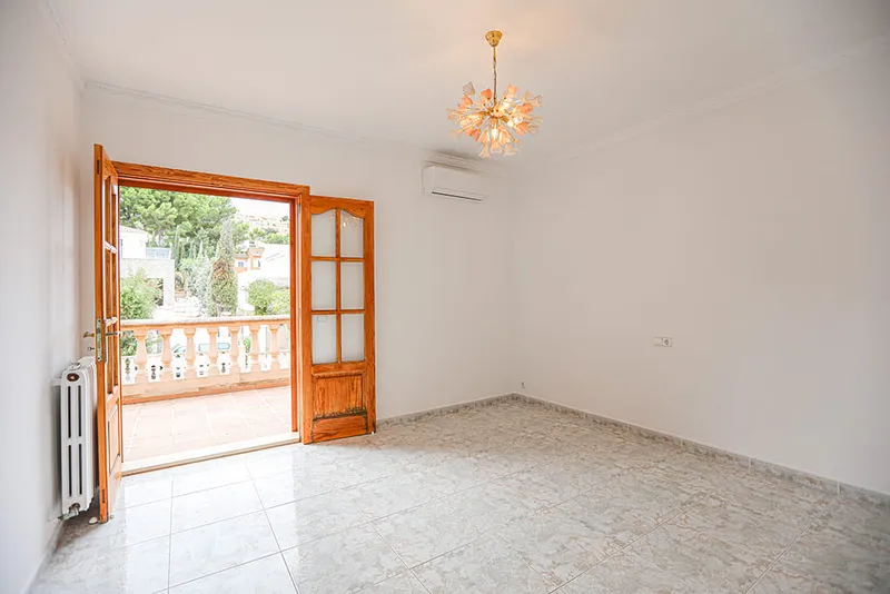 Lovely villa with garden and pool in a prestigious location in Santa Ponsa — photo 8