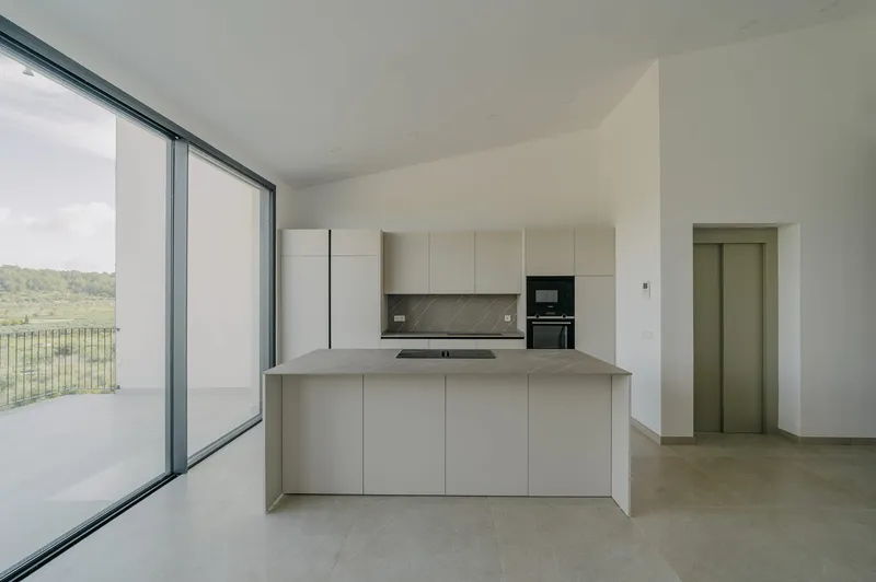 Modern three-bedroom townhouse with open views — photo 9