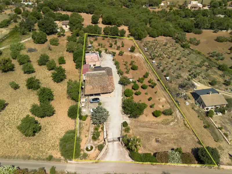 In an environment of absolute tranquility, on the outskirts of the charming village of Moscari, lies this magnificent rustic estate that combines — photo 3