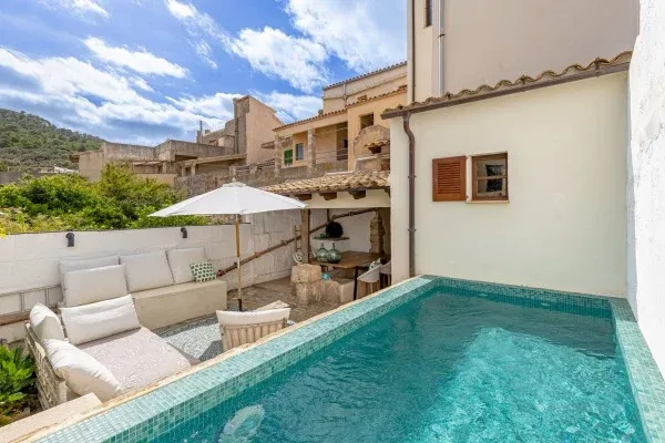High-quality renovated apartment with historic character and pool — photo 1
