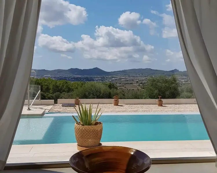 This impressive luxury villa is rented for a long season, with a minimum stay of 32 nights. The price varies depending on the period — photo 3