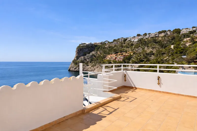 Exclusive coastal gem: a beachfront penthouse with direct access to the ocean — photo 5