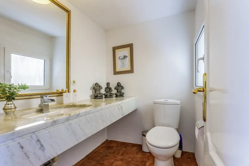 Exclusive villa with pool, guest apartment, wellness area and spectacular sea views — photo 11