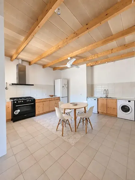 Piedra natural, un gran arco y techos de gran altura con vigas vistas definen el carácter de esta casa de campo tradicional mallorquina ubic — photo 9