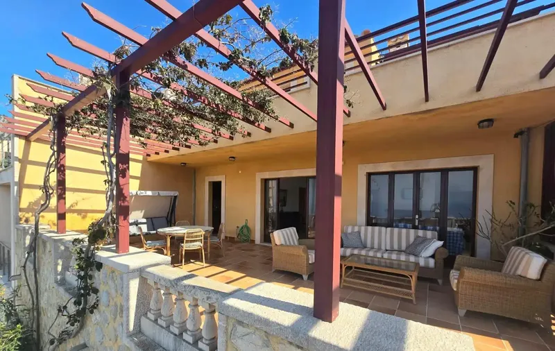 Discover this spectacular two-storey chalet located in the quiet area of Cala Port d'es Canonge, Banyalbufar. With a sale price — photo 3