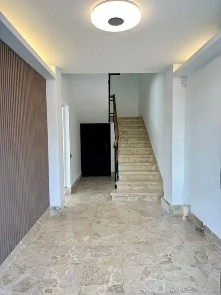 Located in the coveted residential area of La Vileta, this fully renovated property offers 331 m² of built area and combines — photo 4