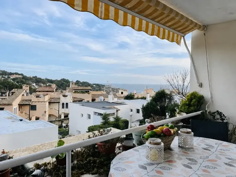 Ubicado en Santa Ponsa, una de las zonas más deseadas del suroeste de Mallorca, este espacioso apartamento ofrece bonitas vistas panorámicas — photo 1