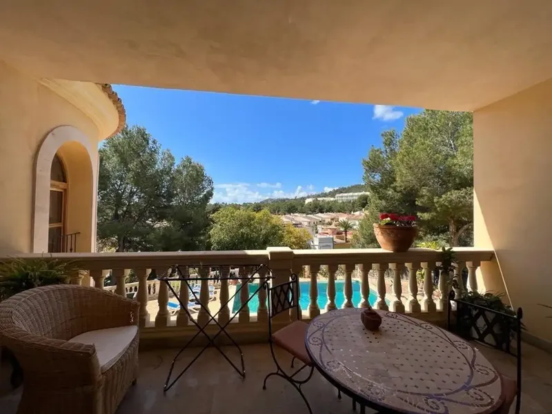 Welcome to this unique chalet in Peguera, perfectly adapted for families, couples and investors. The imposing entrance and the spacious living room — photo 12