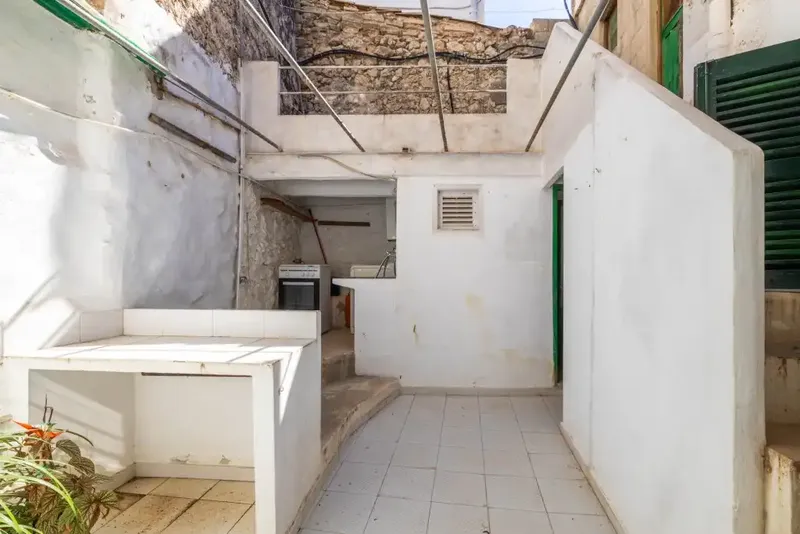 Traditional townhouse with authentic character for sale in the heart of the old town of Pollensa, a short distance from — photo 9